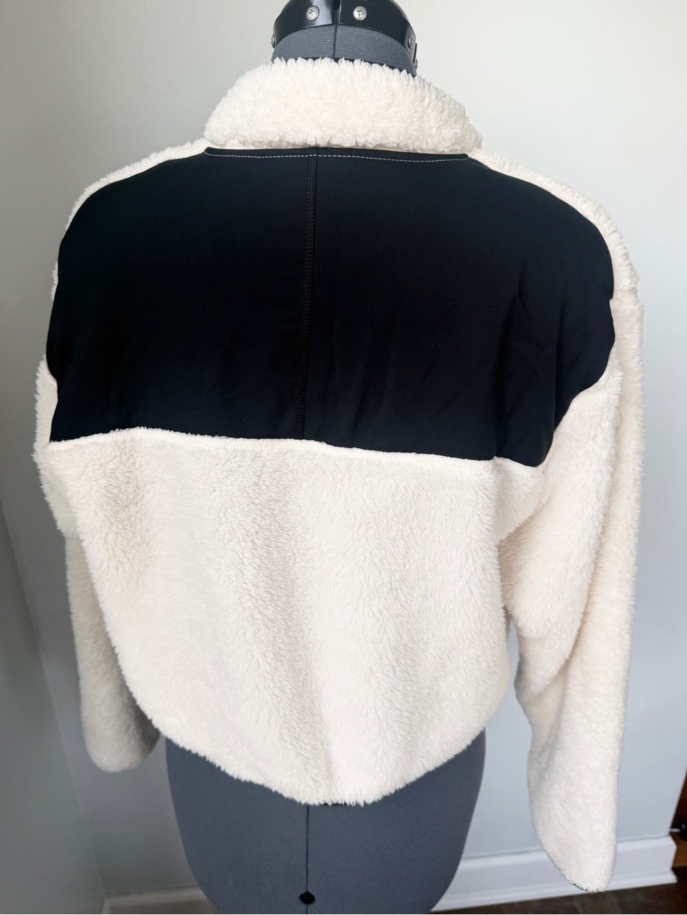 Nike Sz M Cream Sherpa Plush Fleece Quarter Zip Crop Pullover Black Logo & Trim - Picture 9 of 16